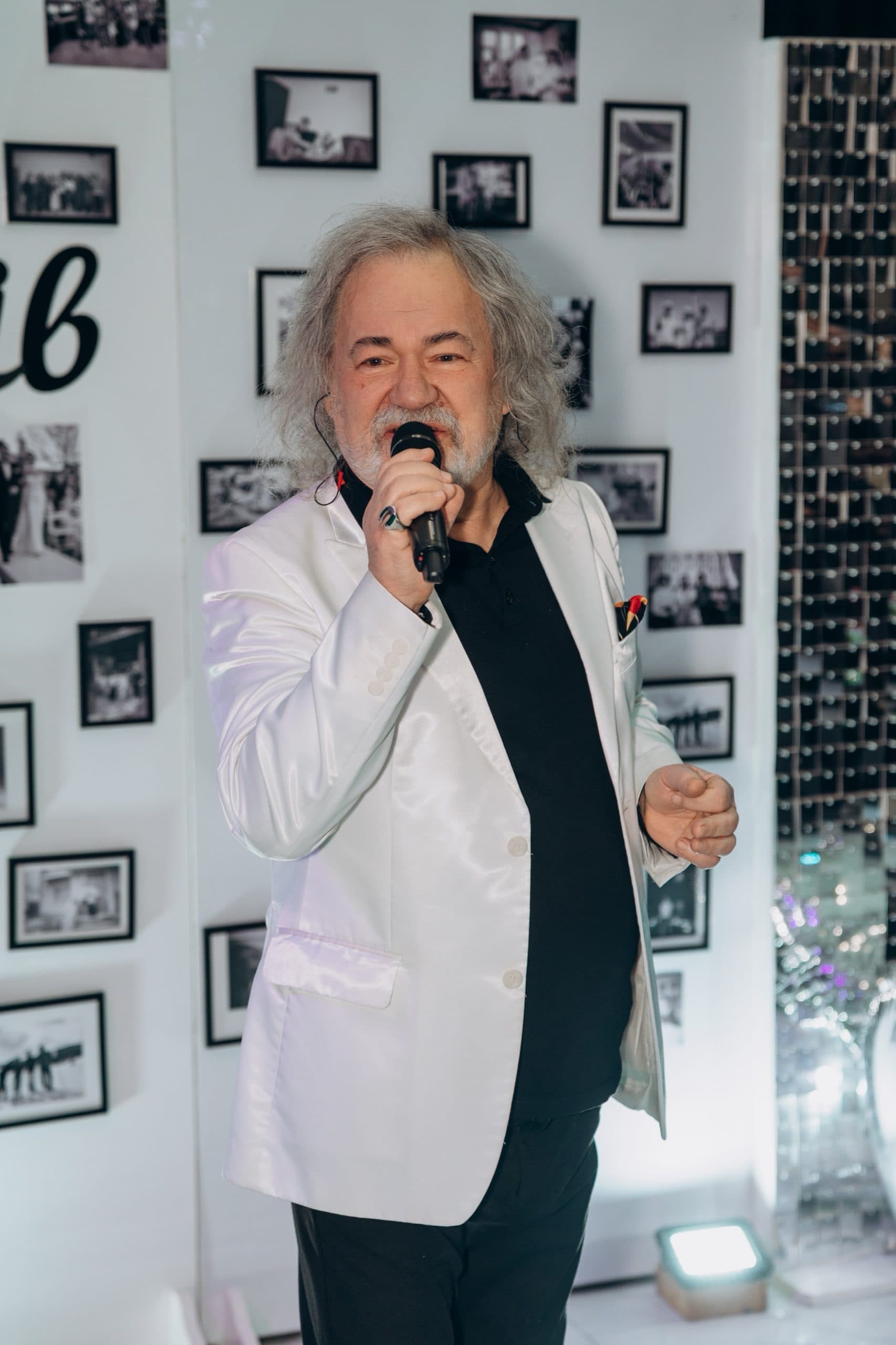 Виступ із мікрофоном біля фотостіни «50 років»